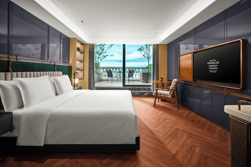 1 King Premium River View Balcony