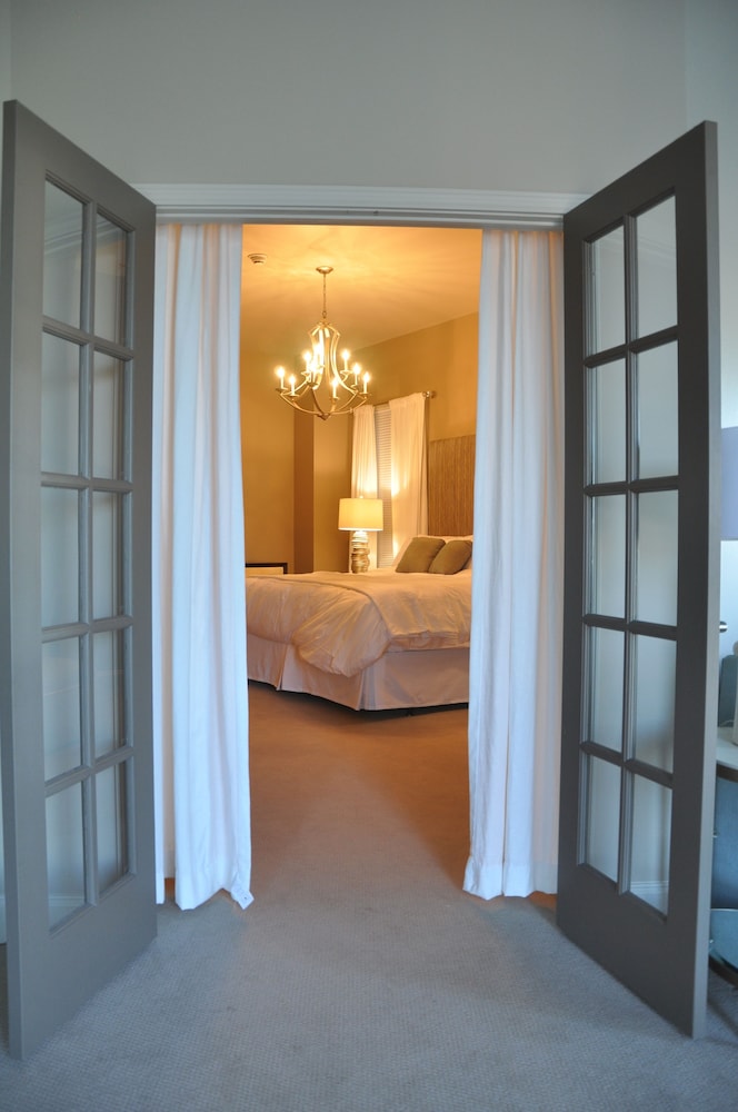 Suite, 1 King Bed with Sofa bed (Bluegrass Suite)