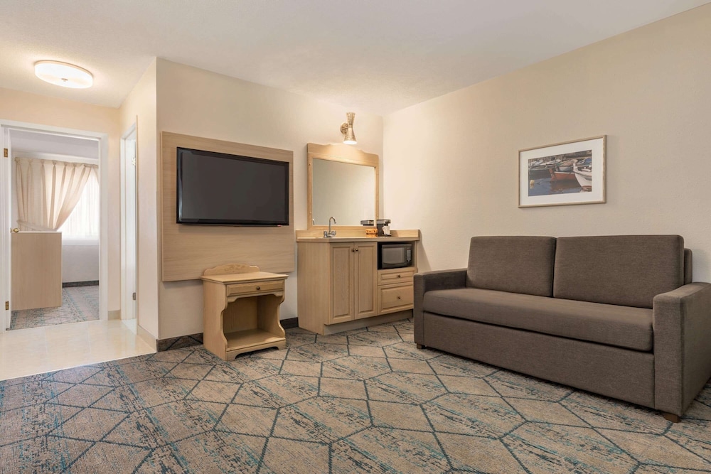 Suite, 1 King Bed, Non Smoking - Photo 5