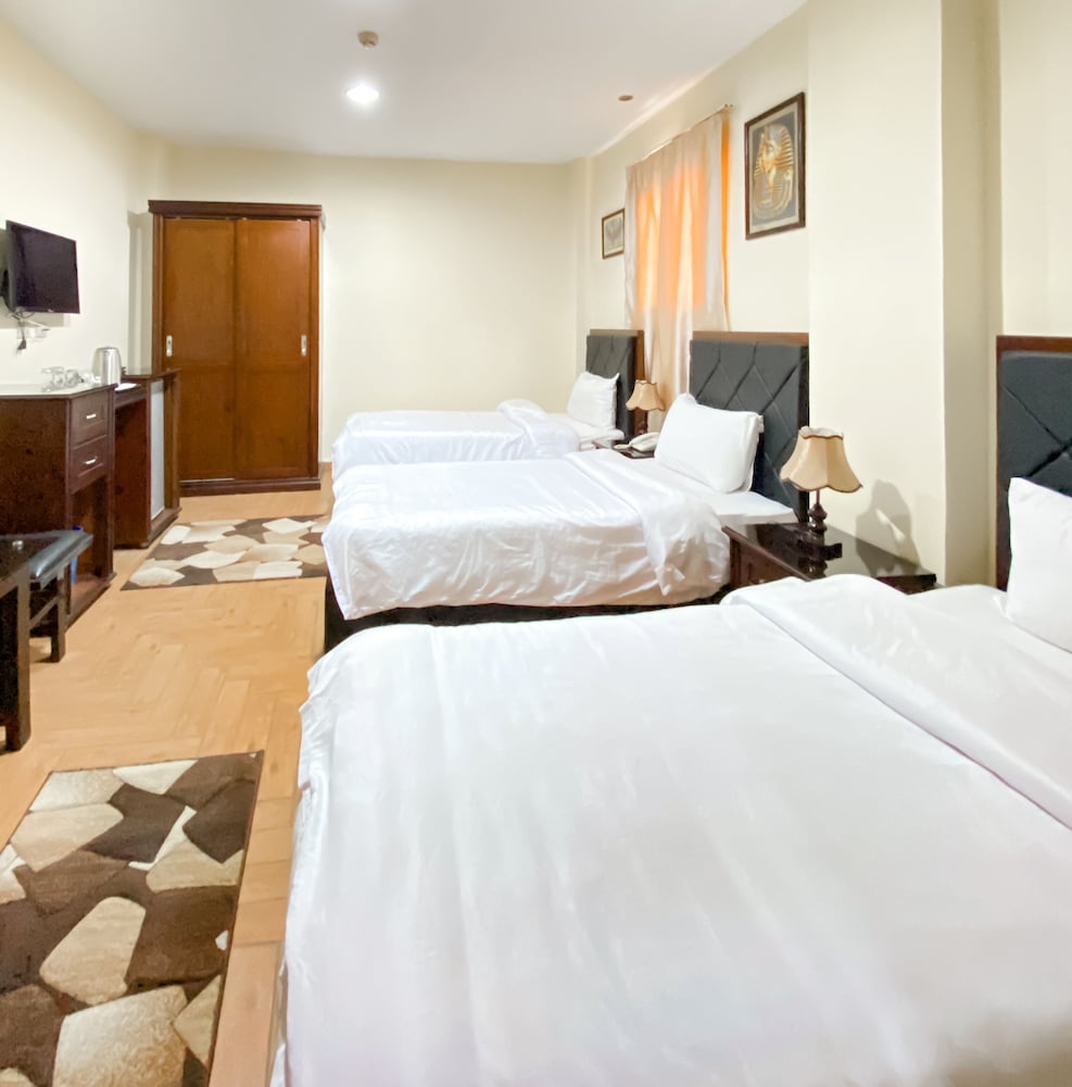Deluxe Triple Room -pyramid view photo 2