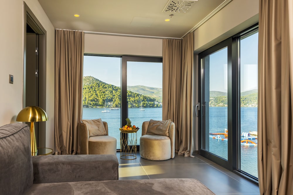 Executive Suite, 2 Bedrooms, Balcony, Sea View