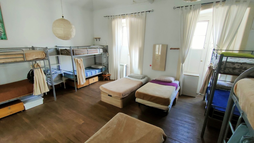 Cama en dormitorio compartido de 10 camas.