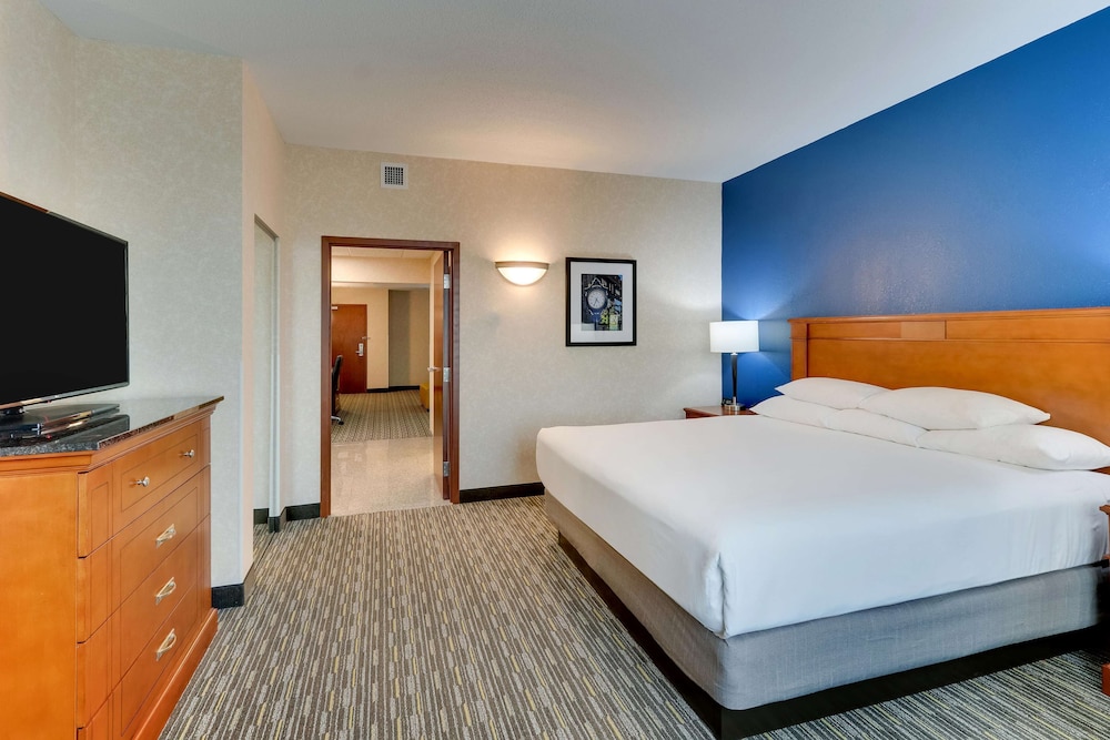 Suite, 1 King Bed with Sofa bed, Refrigerator & Microwave (2 Rooms, Upper Floor) photo 2