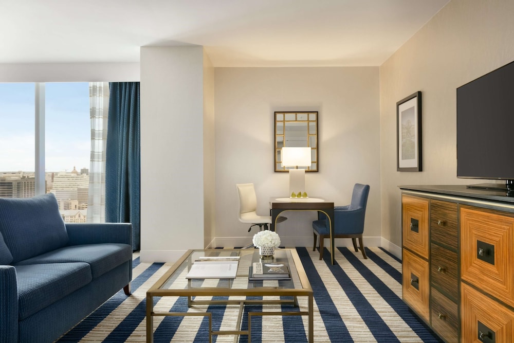 Junior Suite, 2 Queen Beds thumbnail 5