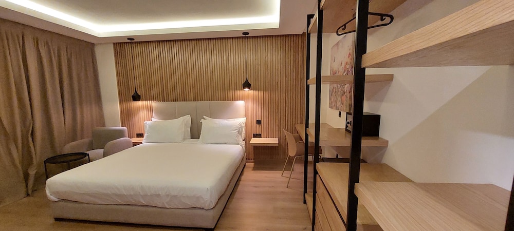 Standard Double Room - Photo 11