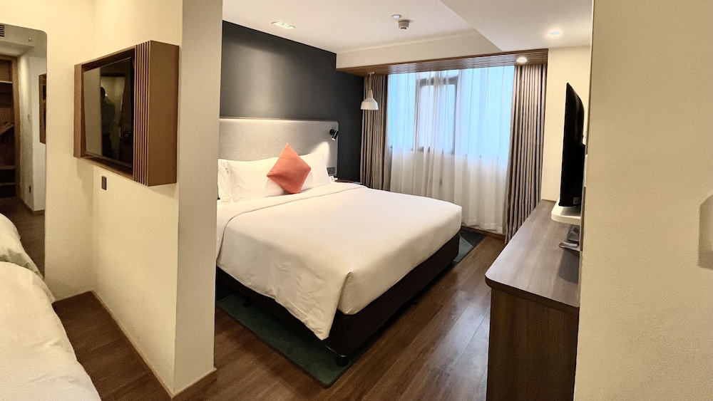 Suite, 1 King Bed - Photo 4