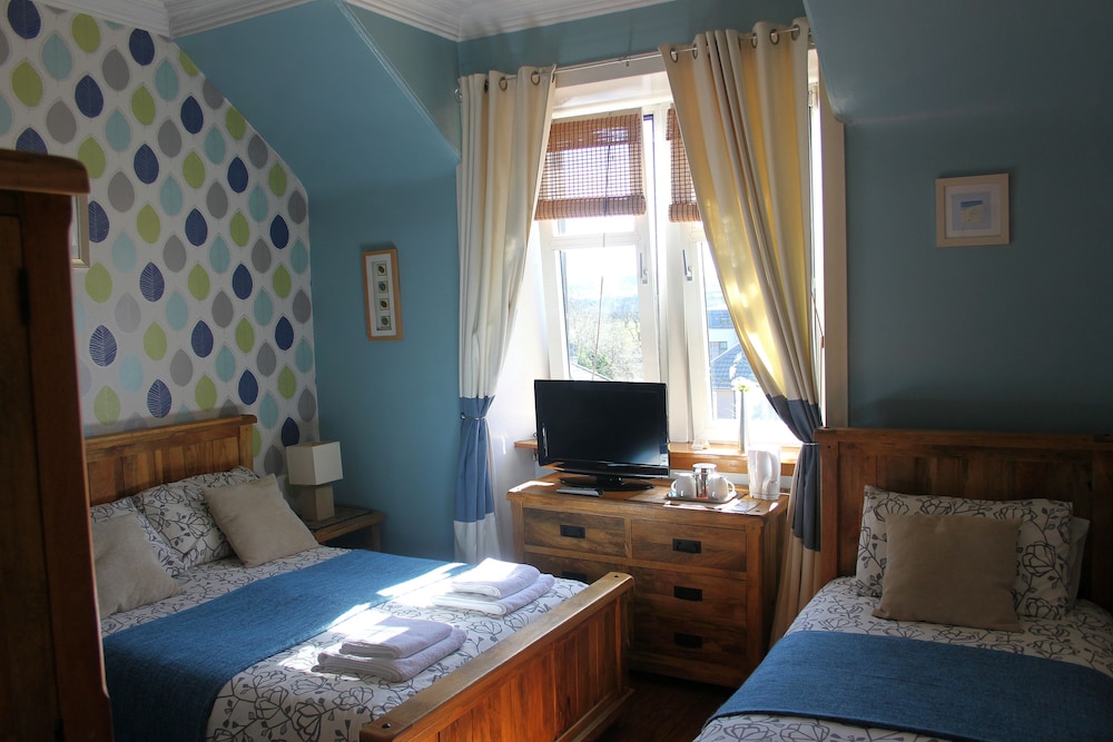 Triple Room (Room 2 Facing Back Of Property)