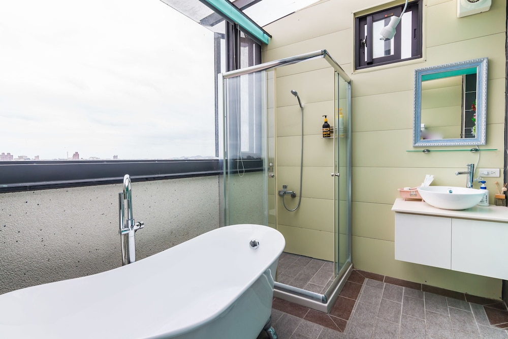 Superior Double Room, Bathtub photo 3
