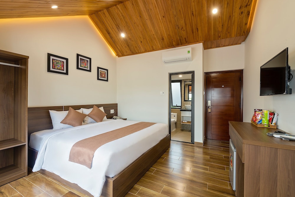 Deluxe Room, Balcony, City View - Photo 12