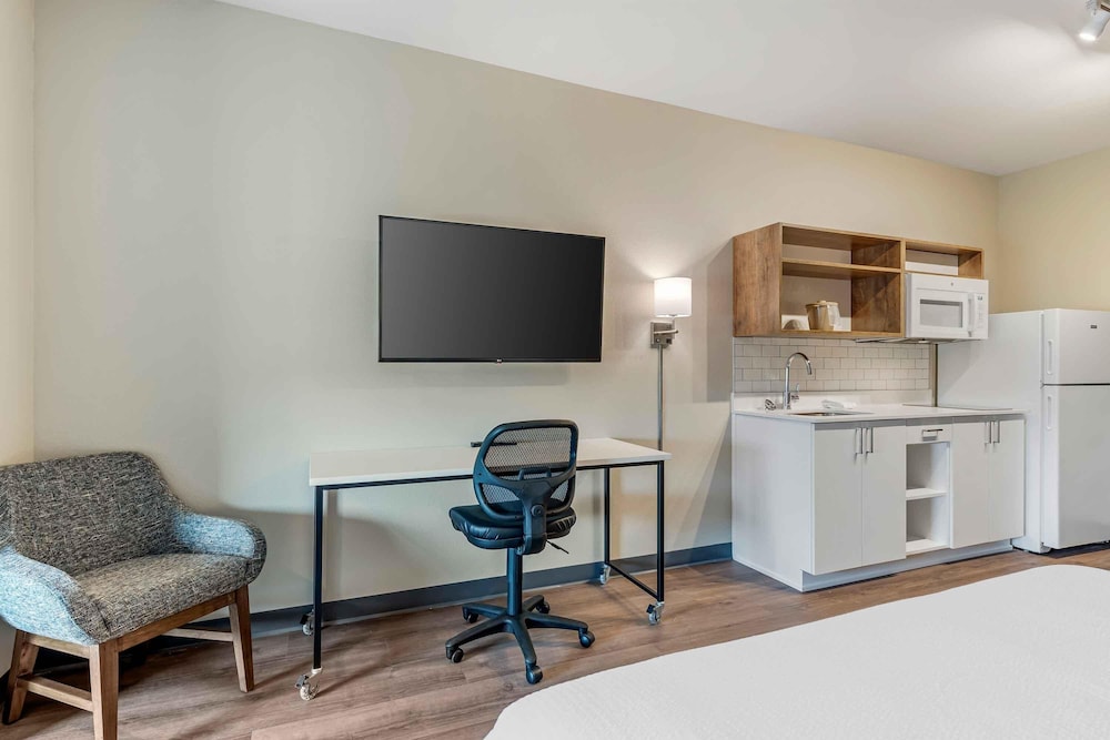 Standard Studio, 2 Queen Beds, Non Smoking, Refrigerator & Microwave photo 3