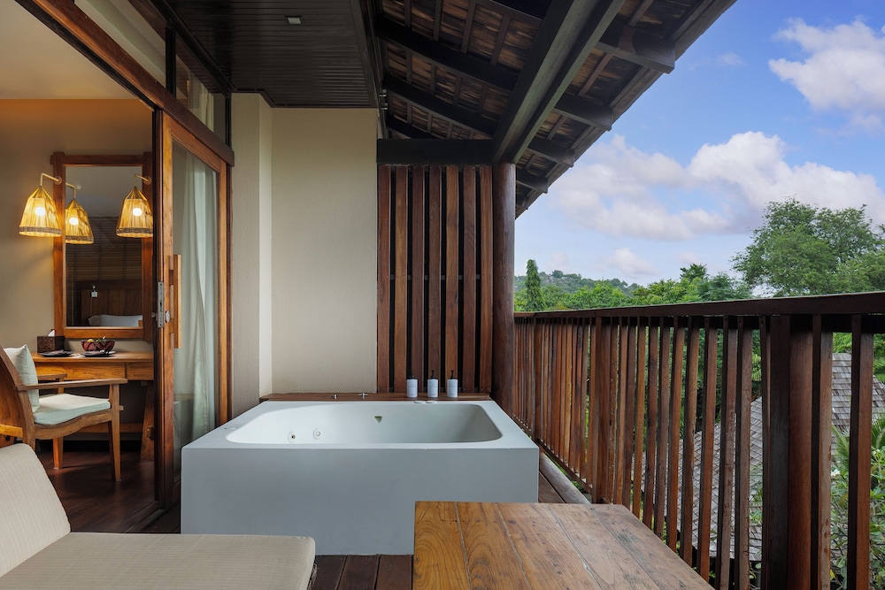 Deluxe Room, Jetted Tub, Partial Ocean View - Photo 4