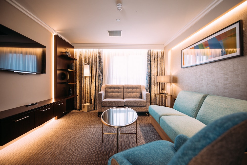 Suite, 1 Bedroom - Photo 8