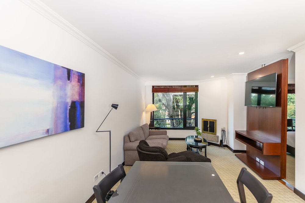 Executive Studio Suite, 1 King Bed, Kitchen - Photo 4