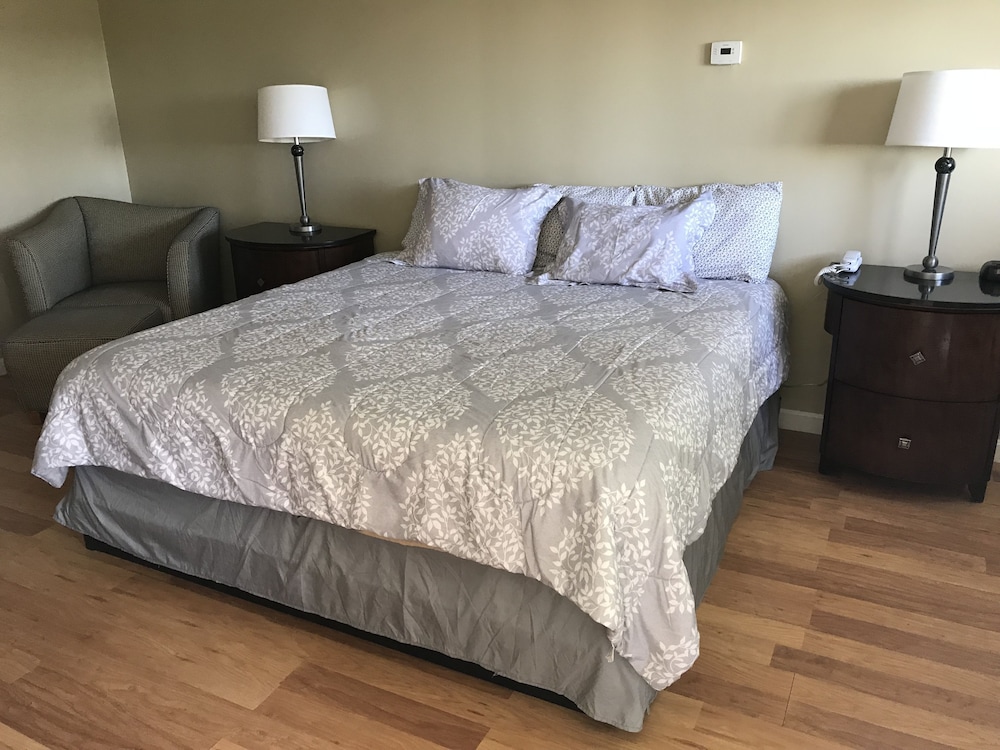 Standard Room, 1 King Bed, Refrigerator & Microwave photo 2