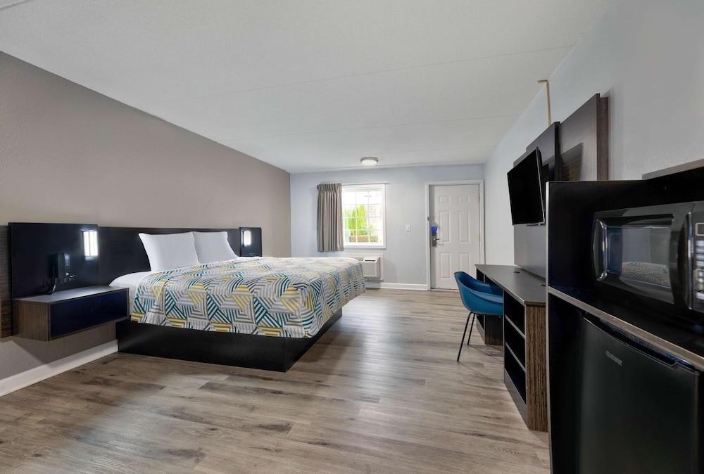 Standard Room, 1 King Bed, Smoking photo 1