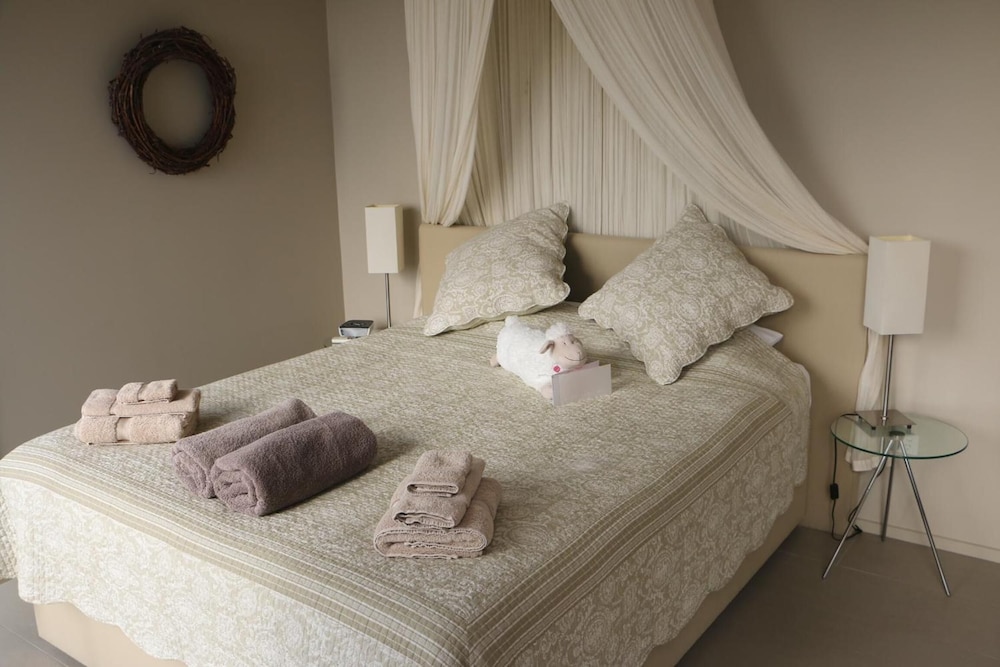 Standard Studio, 1 King Bed, Non Smoking, Air conditioning (Aroha Suite) photo 3