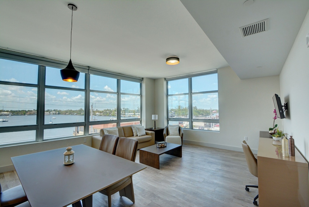 Luxury Condo, 2 Bedrooms, Marina View