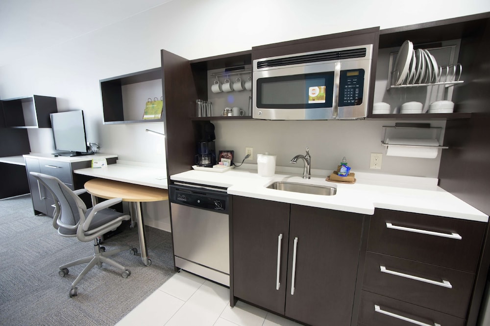 Suite, 1 King Bed, Accessible (Roll-in Shower)