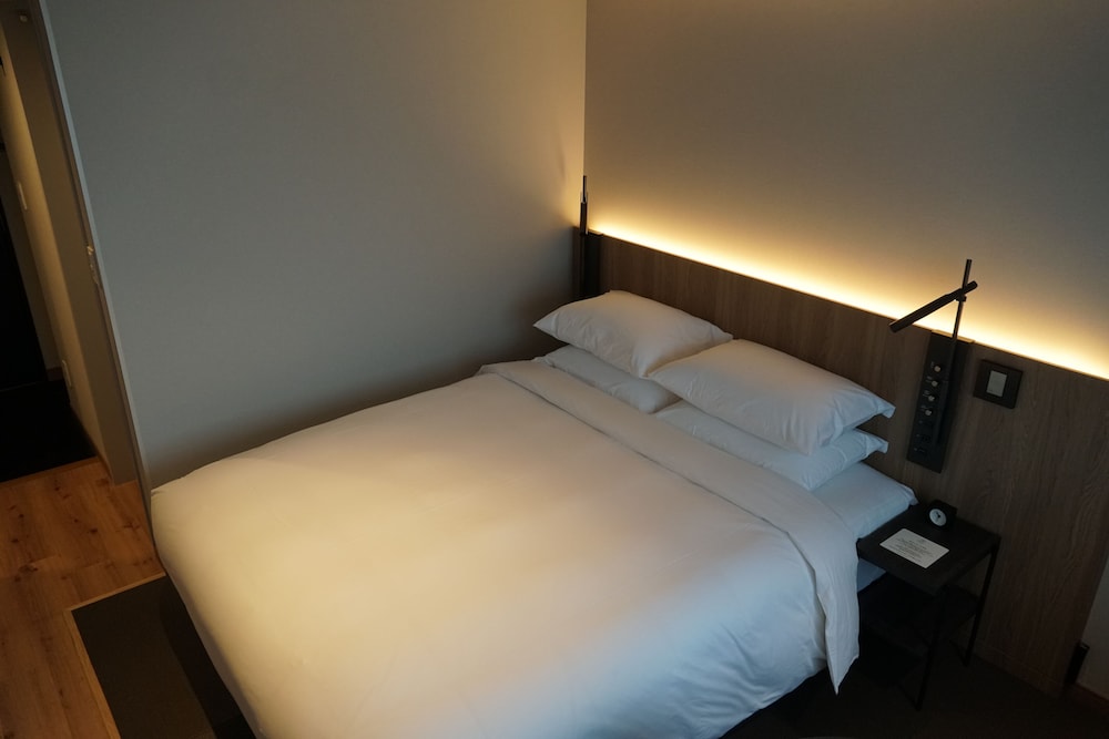Room, 1 Queen Bed, Bathtub - Photo 2