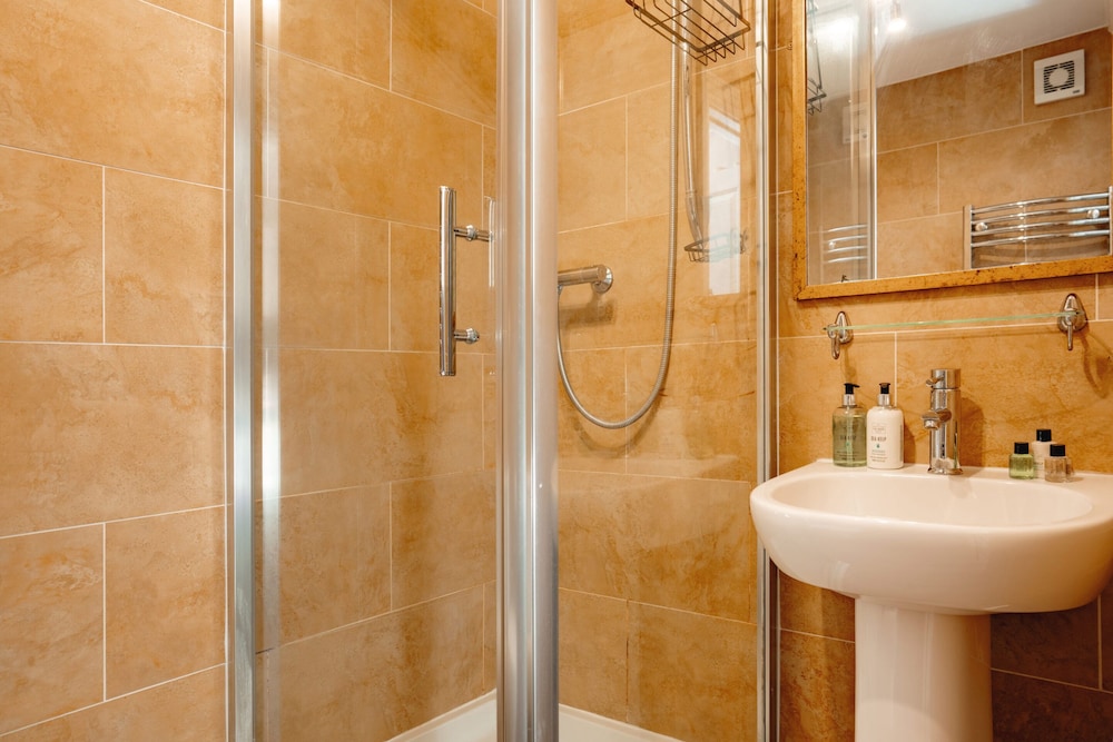 Deluxe Double Room, Ensuite - Photo 3