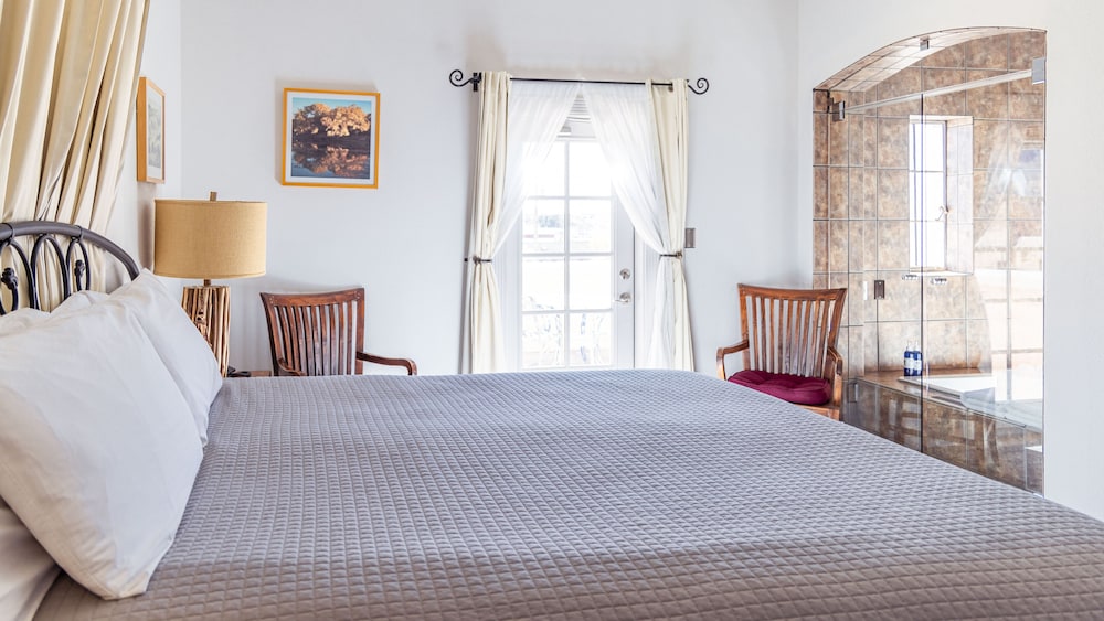 Deluxe Suite, 1 King Bed with Sofa bed, Balcony (Ted Turner Suite)