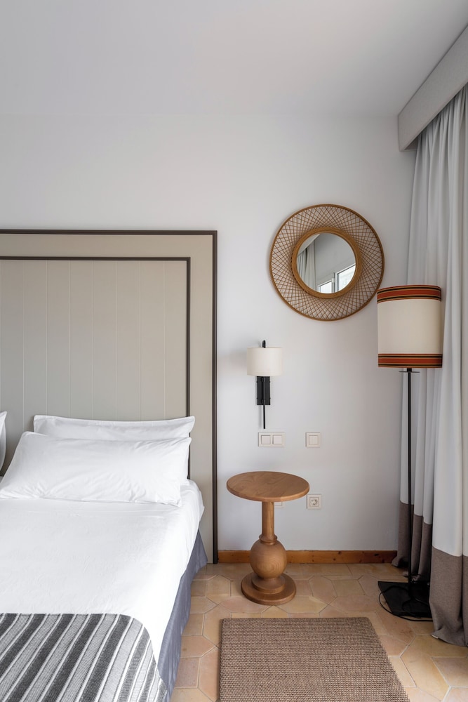 Standard Twin Room (2 Adults and 1 Child) photo 3