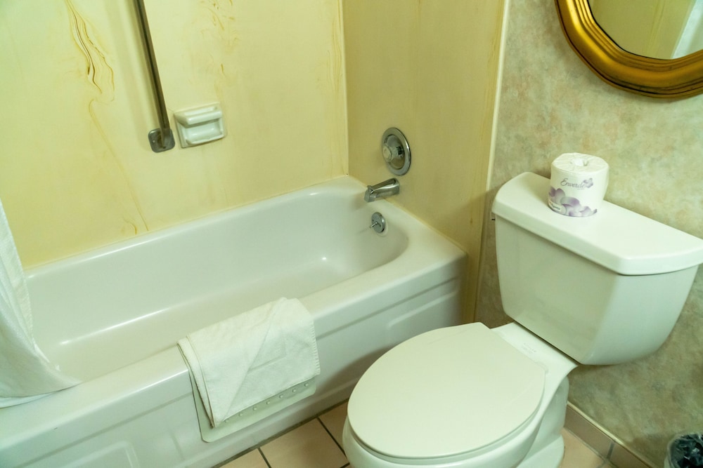 Standard Room, 2 Queen Beds, Non Smoking - Photo 8