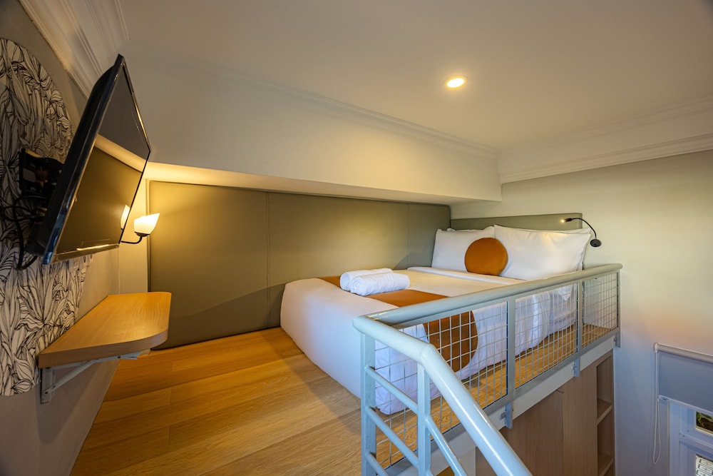 Deluxe Room, Mezzanine