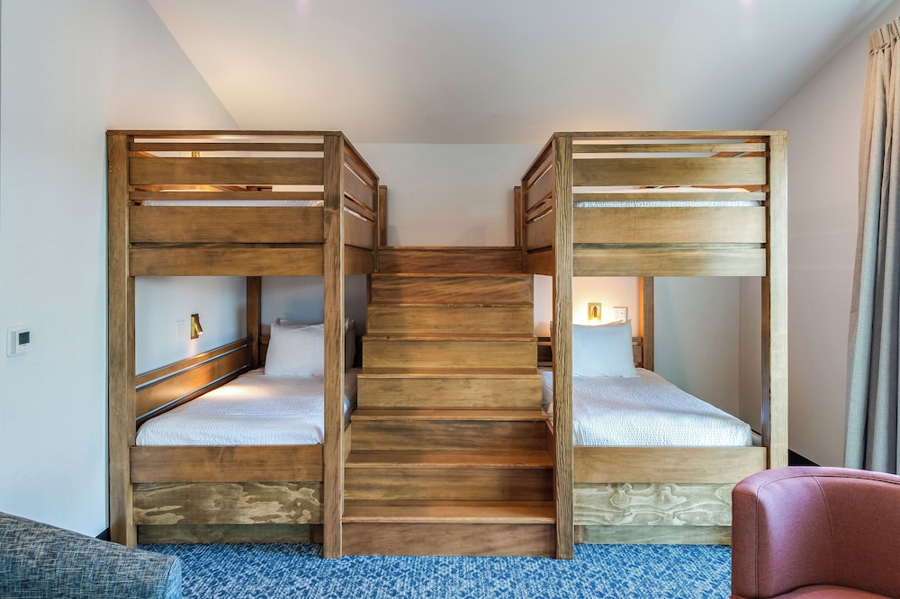 Superior One-Bedroom Family Bunk Bed Suite (Town View)