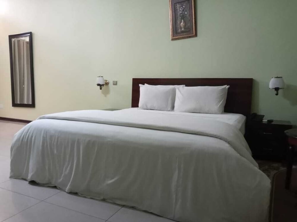 Executive room photo 2