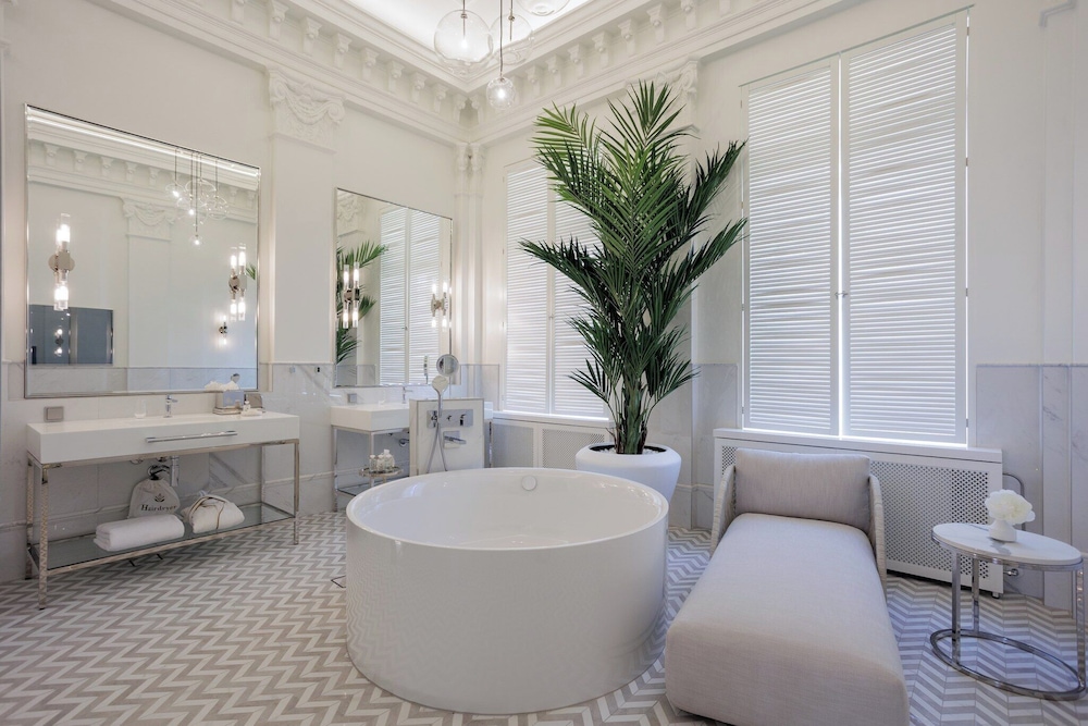 Signature Suite - Photo 3