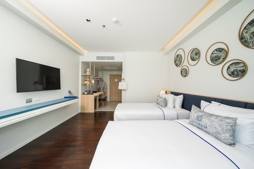 Deluxe Twin Room, City View thumbnail 5