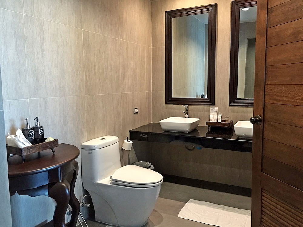 1 Bedroom Suite with Living Room and Shower&Bath Top Floor View photo 3