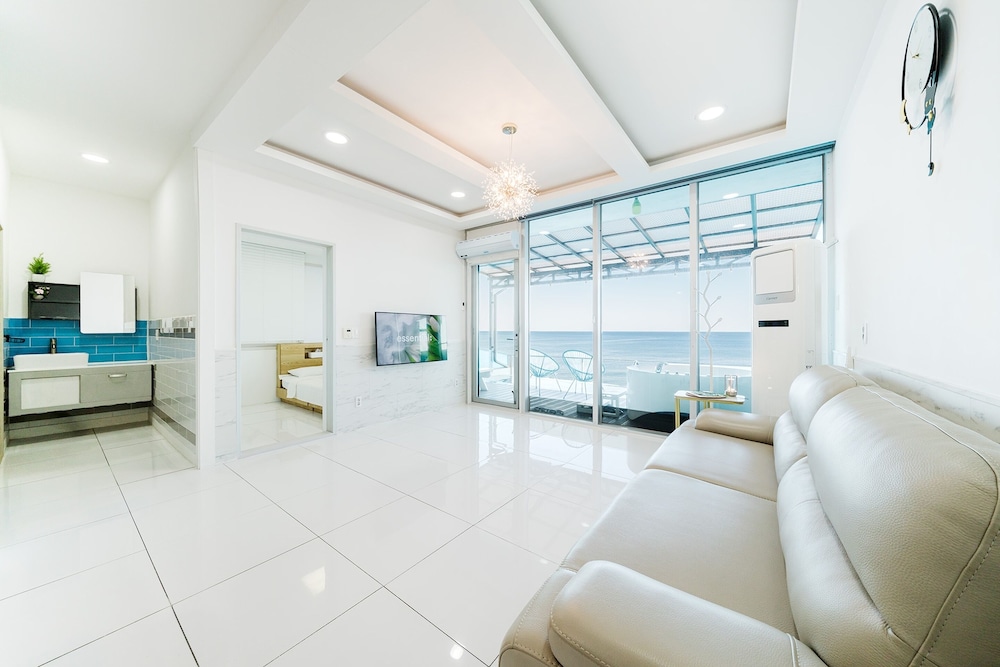 Basic Room, 1 Bedroom (A301 – Ocean View Outdoor Pool & Spa) photo 3