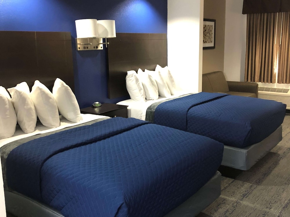 Suite with two beds photo 1