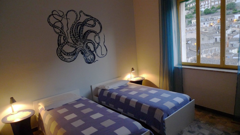 Classic Twin Room, 2 Twin Beds, Ensuite, City View photo 3
