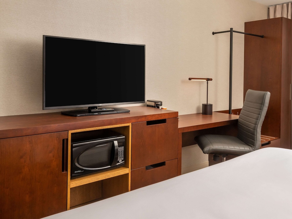 Room, 1 King Bed, Non Smoking (2nd Floor) - Photo 6