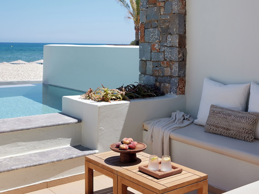 2 Bedroom dream villa with sea view and private pool thumbnail 6