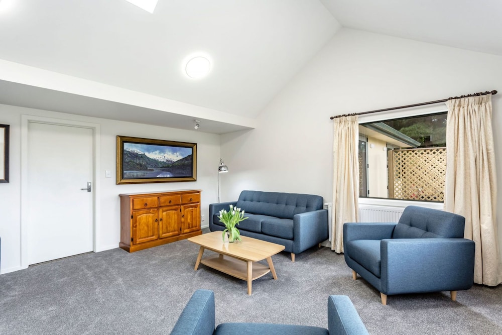 Luxury Studio Suite, 1 King Bed with Sofa bed, Ensuite, Mountain View photo 3