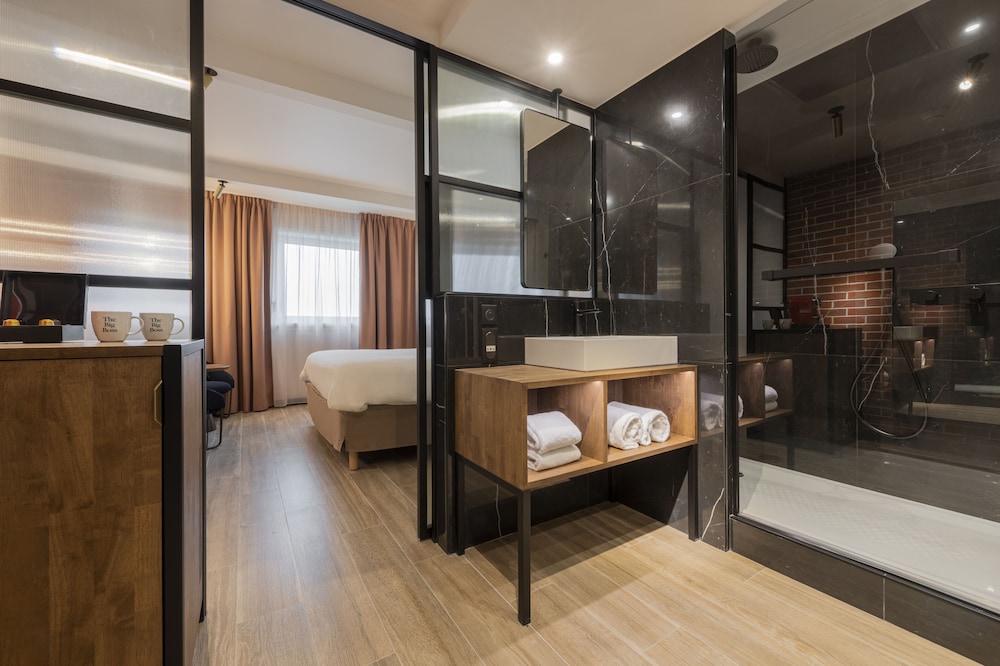 Deluxe Room, 1 King Bed - Photo 9