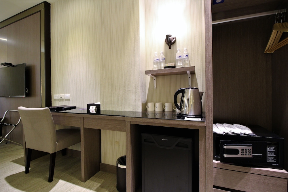 Deluxe Quadruple Room, Bathtub photo 2