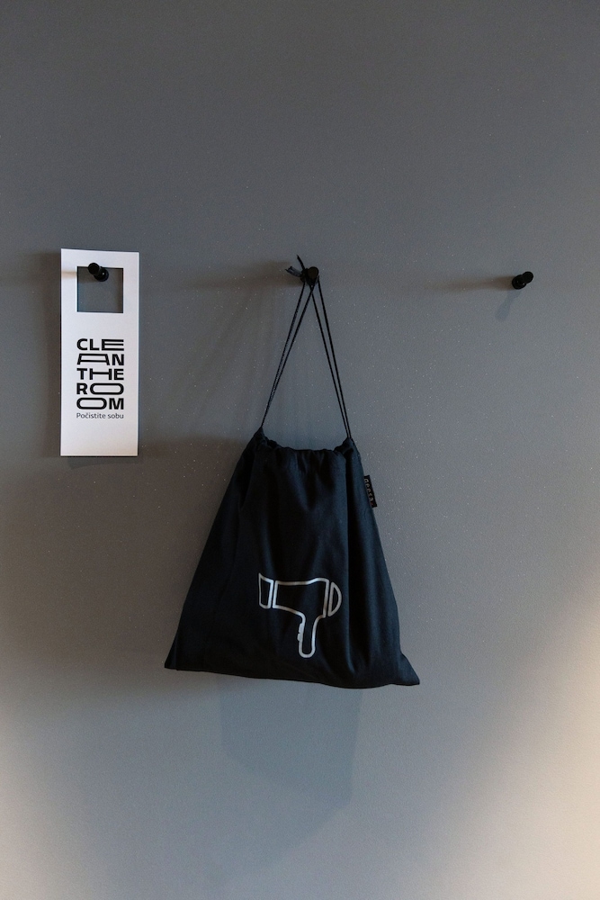 Monochrome Room Single Use photo 2