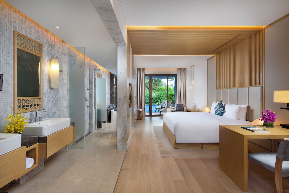 Premier Room, 1 King Bed, Non Smoking, Pool View