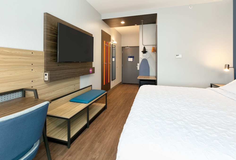 Room, 1 King Bed, Accessible (Mob/Hearing, Roll-in Shower) - Photo 4
