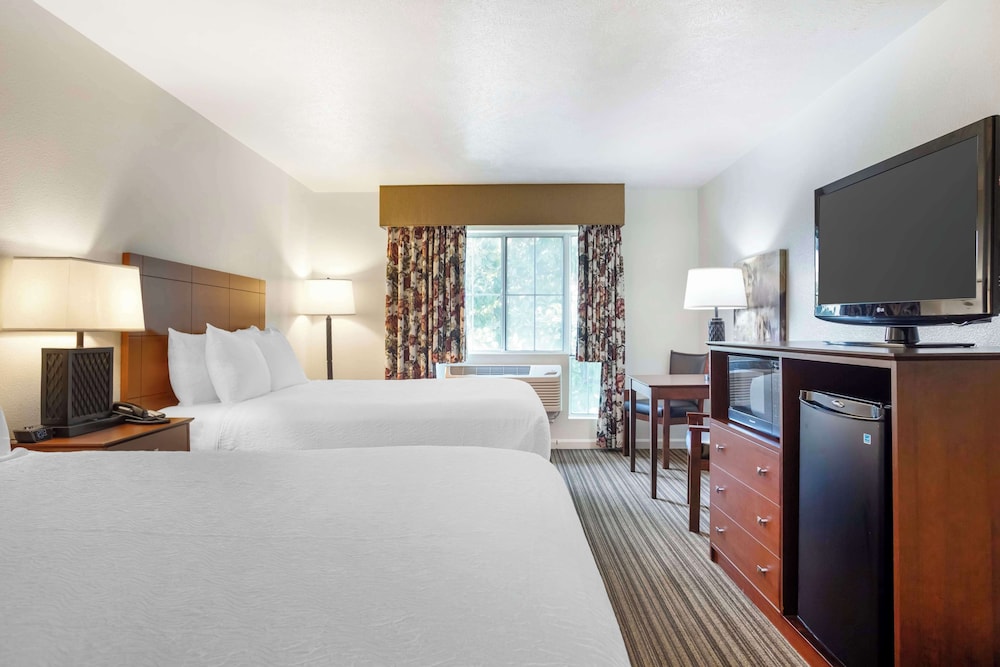 Standard Room, 2 Queen Beds, Non Smoking, Refrigerator & Microwave photo 3