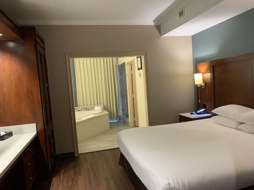 Suite, 1 King Bed, Non Smoking, Jetted Tub - Photo 1