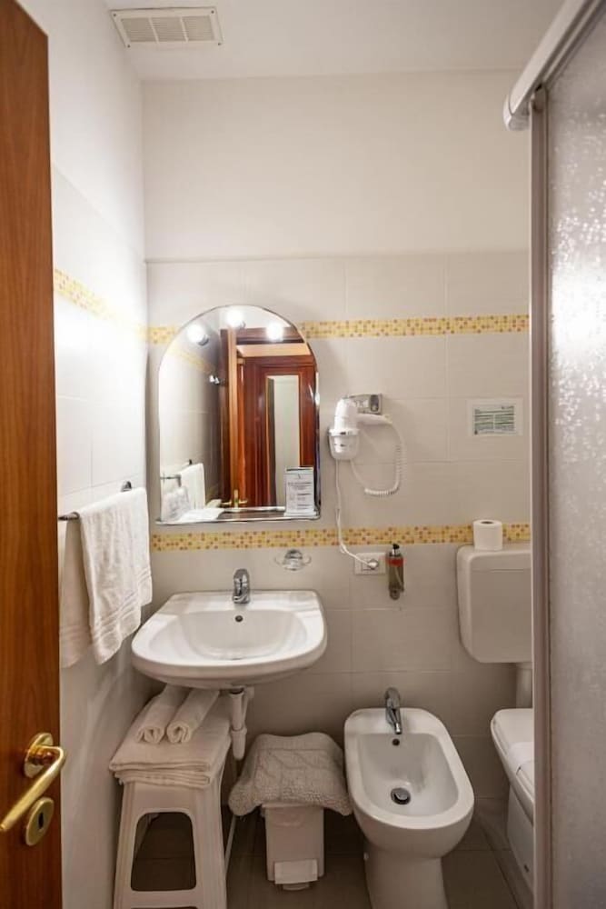 Classic Double or Twin Room - Photo 8