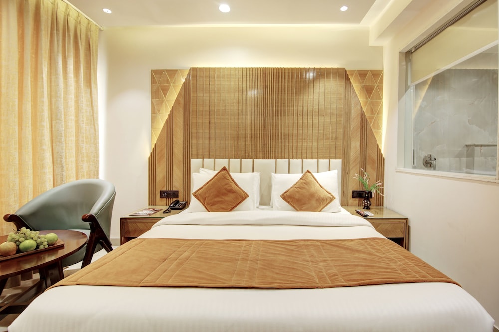Quadruple Room with Window