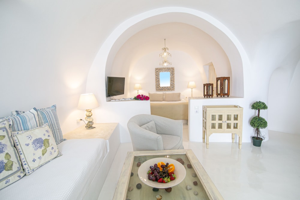Signature Cave Suite with Hot Tub and Caldera View (Dafne) photo 3