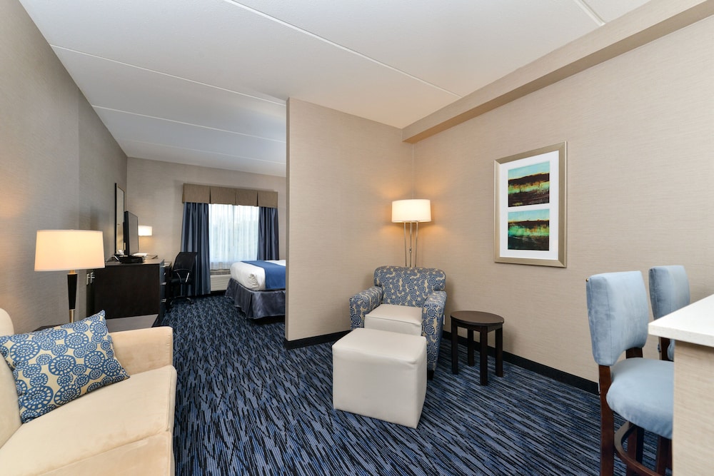 Suite, 1 Twin Bed, Accessible, Bathtub (Communications Accessible)
